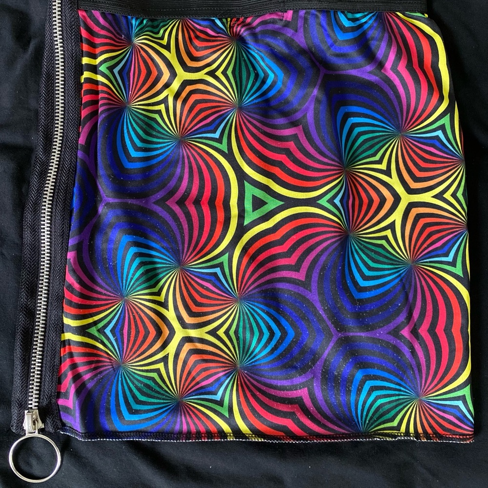 OPTICAL DELUSION RAINBOW SKIRT
